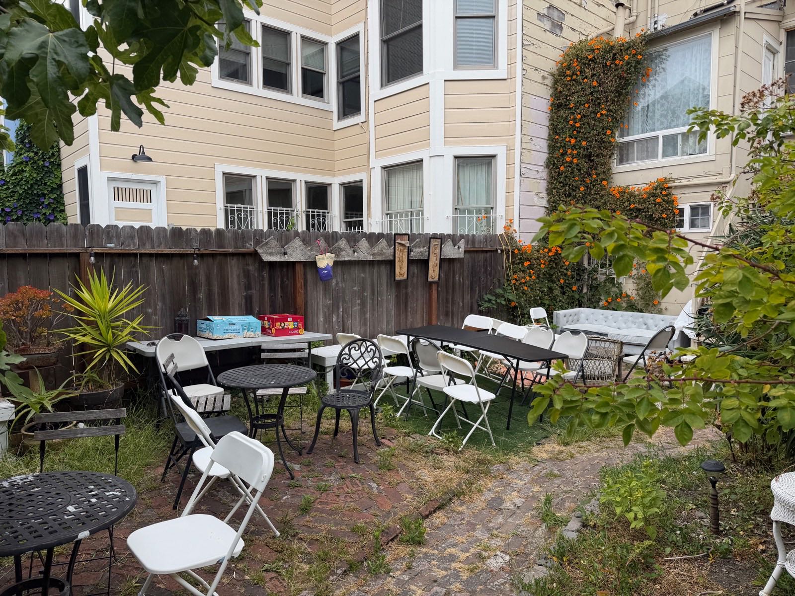 Garden tables and lounge